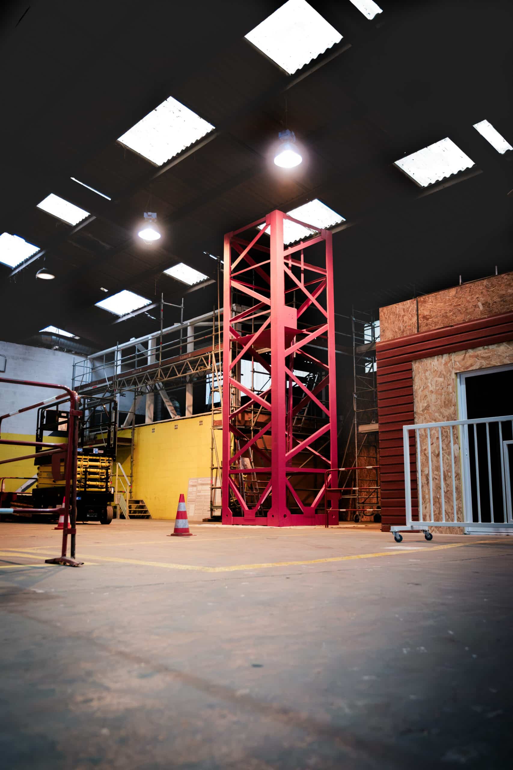 un site unique dédié à la formation : bâtiment de 2 600 m² sur 1 hectare, salles adaptées, cafétéria, zones de pratique à deux pas des cours pour gagner en efficacité